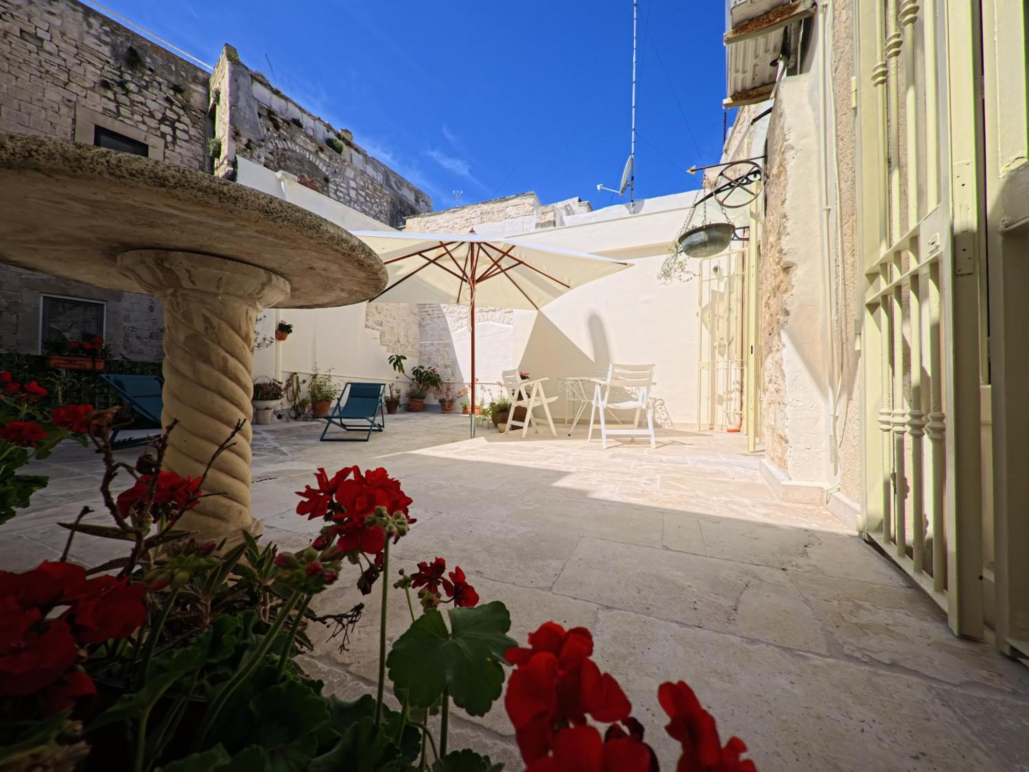 Palazzo Framarino Dei Malatesta - Noble Floor - XIV Century Giovinazzo Exterior foto